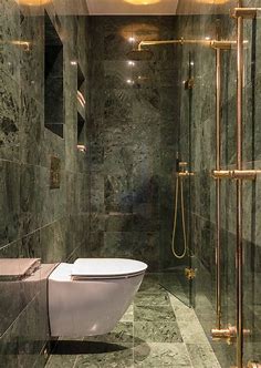 Kleine smalle badkamer in groen marmer | Inrichting-huis.com