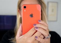 Image result for iPhone XR En La Mano