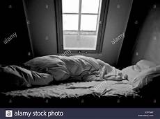 piumone con foto un letto disfatto con piumone in mansardata sotto piumone con foto un letto disfatto con piumone in mansardata sotto