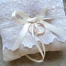 cuscino porta fedi nuziali cuscino porta fedi con pizzo bianco la figurina shop cuscino porta fedi nuziali cuscino porta fedi con pizzo bianco la figurina shop