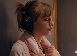Image result for Taylor Swift Đeo Headphone
