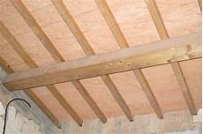 travi in legno per soffitto un soffitto bianco con travi greige per un casale molto chic travi in legno per soffitto un soffitto bianco con travi greige per un casale molto chic