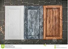 armadietti legno porte di legno dipinte dagli armadietti immagine stock armadietti legno porte di legno dipinte dagli armadietti immagine stock