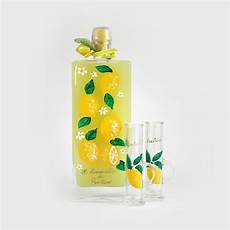 bicchieri per limoncello limoncello con bottiglia e bicchieri dipinti a mano bicchieri per limoncello limoncello con bottiglia e bicchieri dipinti a mano
