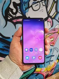 Image result for Galaxy S10e vs iPhone XR