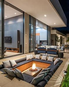 Lounge externo com piso rebaixado com lareira e sofá em tons de azul! - Decor Salteado