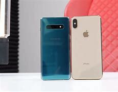 Image result for Galaxy S10 vs iPhone XR Size