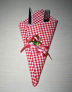 come mettere i tovaglioli di carta a tavola come piegare i tovaglioli piega a cono decorare la tavola come mettere i tovaglioli di carta a tavola come piegare i tovaglioli piega a cono decorare la tavola