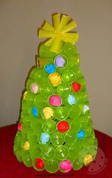 bicchieri di plastica colorati albero di natale con i bicchieri di plastica bicchieri di plastica colorati albero di natale con i bicchieri di plastica