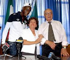 mario balotelli 232 il padre mario balotelli il suo saluto al pap 224 adottivo morto mario balotelli 232 il padre mario balotelli il suo saluto al pap 224 adottivo morto