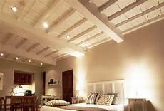 controsoffitti colorati travi di legno in bianco illuminazione soffitto controsoffitti colorati travi di legno in bianco illuminazione soffitto