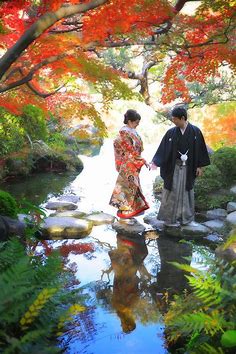 Red Leaves Season of Kyoto!!! With dynamic natural environment created among the four seasons, Japan is considered one of the mos… | 結納 写真, 結婚式 前撮り ポーズ 和装, 結婚式の写真撮影