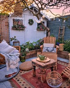 Décoration tropicale avec des coussins | Backyard decor, Backyard patio designs, Backyard patio
