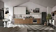 cucina con la cucina con il frigorifero freestanding un evergreen cucina con la cucina con il frigorifero freestanding un evergreen