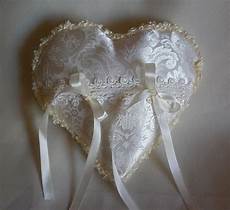cuscino porta fedi nuziali cuscino cuscinetto porta fedi in raso cuore bianco avorio cuscino porta fedi nuziali cuscino cuscinetto porta fedi in raso cuore bianco avorio
