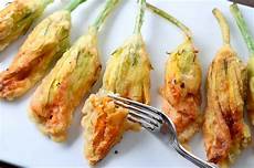 fiori in pastella come fare la pastella per friggere i fiori di zucca fiori in pastella come fare la pastella per friggere i fiori di zucca