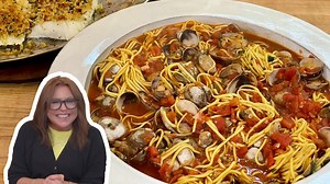 19K views · 431 reactions | Rachael's classic quick + easy Italian pasta is loaded with clams, tomatoes and garlic. RECIPE: https://rach.tv/3Dr3UJy | Rachael Ray Show | Facebook