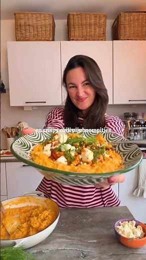 Paprika-pompoen orzo met gemarineerde feta en crispy chili pijnboompitten 🧡