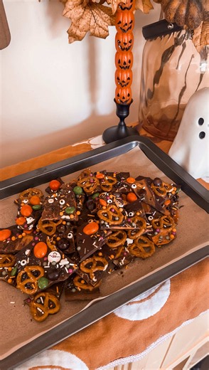 The easiest and yummiest Halloween bark you’ll ever make 🎃👻🌙 All you need is some melting chocolate bars and the toppings of your choice. To melt the chocolate you could melt in your oven at 200° for 5 to 10 minutes or melt in a bowl in the microwave. Once your toppings are on stick in the fridge for an hour, and then enjoy your Halloween bark! #halloweenbark #halloweentreats #halloweenvibes #cozyhalloween #falloween