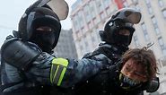 La polizia di Mosca ferma i civili russi e controlla messaggi e foto sui loro telefoni | VIDEO