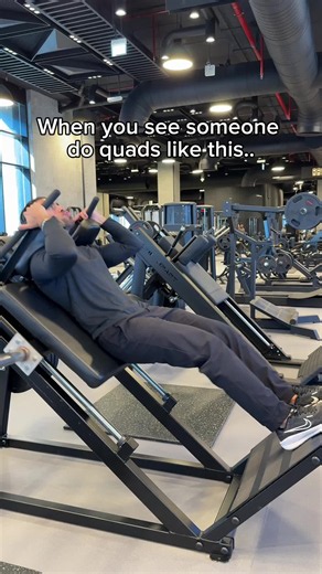 If you want to build muscle and stop wasting time in the gym, I made a 4-week plan for you. Link in bio. When you see someone training quads like this… Short motion ❌ Stopping at 90 degrees shifts the load more to the glutes. If you want glutes, there are better machines than the hack squat. Full range of motion for quads, ass to grass instead of stopping halfway ✅ Place your feet lower on the platform and let your knees travel over your toes to hit more quads ✅ What’s your goal?