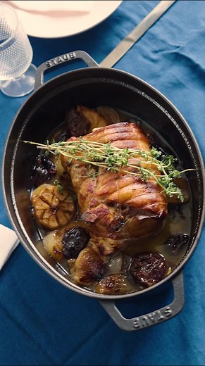 Un plat réconfortant pour ce week-end : Rôti de porc aux pruneaux en cocotte 🍖✨ Préparez un classique intemporel dans notre cocotte STAUB ovale 29 cm noire, parfaite pour révéler toutes les saveurs de ce délicieux rôti de porc. Moelleuse et parfumée, cette recette associe la tendreté de la viande aux notes sucrées des pruneaux, le tout sublimé par une cuisson lente et homogène en cocotte. Un plat idéal pour une table conviviale et chaleureuse en famille ou entre amis. Ingrédients : 1 rôti de po