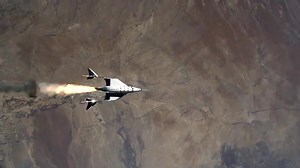 VSS Unity de Virgin Galactic completa con éxito su vuelo espacial: el turismo espacial más cerca que nunca Virgin Galactic lo ha vuelto a conseguir. Tras un paron de dos años, la compañía aeroespacial ha completado su tercer vuelo espacial de prueba. La nave Unity consiguió elevarse hasta más 86 kilómetros de altitud, saliendo así al espacio. Durante este fin de semana, el portaaviones VMS Eve de Virgin despegó desde el Spaceport America de Nuevo México (Estados Unidos). A bordo llevaba la nava 
