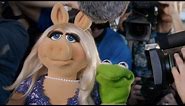 Kermit Gets Set Up, feat. Miss Piggy, Kermit the Frog, Julie Bowen, Viola Davis and Joel McHale