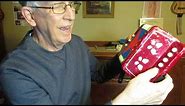 The notes on the toy accordion and how to play!