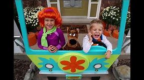 Scooby-Doo! Family Halloween Costume with Mystery Machine! (2018)