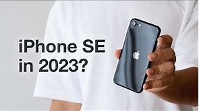 I Tried Using iPhone SE for 30 Days (14 Pro vs SE)