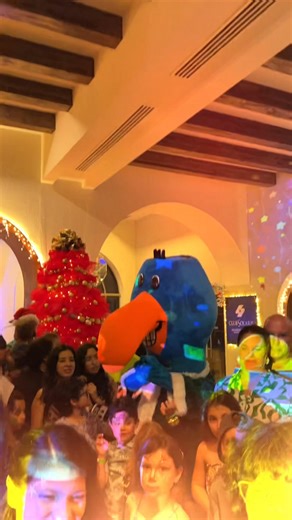 🎅🏼🎄 ¡La Navidad comienza con brillo! Encendimos el árbol y la fiesta apenas empieza: música, sonrisas y un ambiente que ilumina hasta el alma. 💫✨ | GR Solaris Cancun