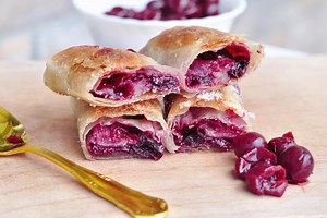 Sočna, slatko-kisela i mekana: Najlepša starinska štrudla s višnjama, jogurtom i grizom koja se topi u ustima