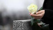 Les 5 fleurs traditionnelles pour un enterrement