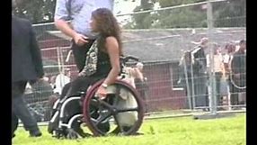 Wheelchair girl aire libre