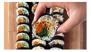 3 Tipos de Sushi Coreano (Kimbap) 😍 👉🏻 Receta completa paso a paso con ingredientes y cantidades en mi web: https://cocinaconcoqui.com/gimbap-kimbap-casero/ El Gimbap o Kimbap es un tipo de rollito coreano (como una especie de sushi) que lleva arroz y varios ingredientes envueltos en alga nori. Es una receta muy rica, original y no tiene nada que envidiarle al típico sushi japonés. De hecho, todos los ingredientes en su interior están cocinados, así que es una receta ideal para aquellas perso