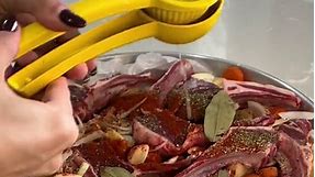 Quick Dinner 🥰 10 lamb cutlets, 6 potatoes, 4 carrots, 1 onion, 4-5 garlic cloves, 1 tbsp oregano, 1 tbsp paprika, salt & pepper to taste, 3 bay leaf , juice of 1 lemon, 1/3 cup olive oil , 1 1/2 cups water #food #cook #cooking #recipe #fyp #fypシ #foryou #foryoupage #foryourpage #greek #greektiktok #greece #balkan #greekfreakout