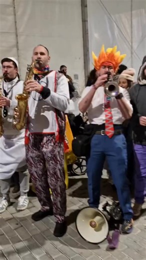 🎺 Así suenan todas las charangas juntas en el Carnaval de #Benavente | Benavente Digital