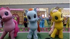 My Little Pony mascots dance the Cafeteria Song (Pinkie, Dash & Fluttershy)