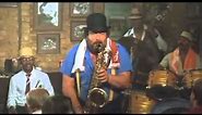 Bud Spencer hraje na saxofon