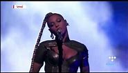 Beyoncé Rips Her Ear Lobe On Stage - Celebrity Hit