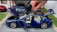 1:18 Tesla Model S P100D, deep blue - Tesla dealer [Unboxing]