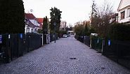 Ulica Płatnicza, Warszawa. Przedwojenne wille, zabytkowe latarnie gazowe, brukowana nawierzchnia. Wybierzcie się tam na romantyczny spacer