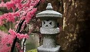 10’’ High Japanese Pagoda Statue Solar-Powered LED Light Retro Miniature Tower Lantern Garden Decoration Figurines Solar Lamp Outdoor Asian Decoration Zen Courtyard Landscape