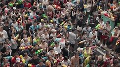 Bangkok, Thaïlande - 13 avril 2024 : La Nouvelle année thaïlandaise ou le festival de Songkran : des milliers de Personnes se rassemblent à Silom Road pour se battre sur l'eau