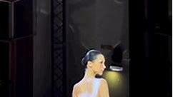 Bella Hadid à la Fashion Week de Paris dans une robe faite uniquement d'un spray.