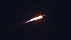 missile ICBM volant la nuit au ralenti