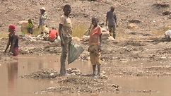 Children mining cobalt for batteries in Congo