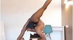 Contortionist shows incredible flexibility!