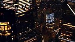 뉴욕의 유명한 고층빌딩의 거울 창문에 반사되는 여러 개의 빛. 멋진 대도시의 끝없는 도시 풍경. 조감도야 세로 비디오